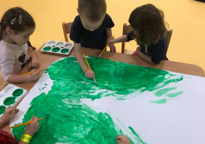 03 Dzieci malują farbami herb miejscowości